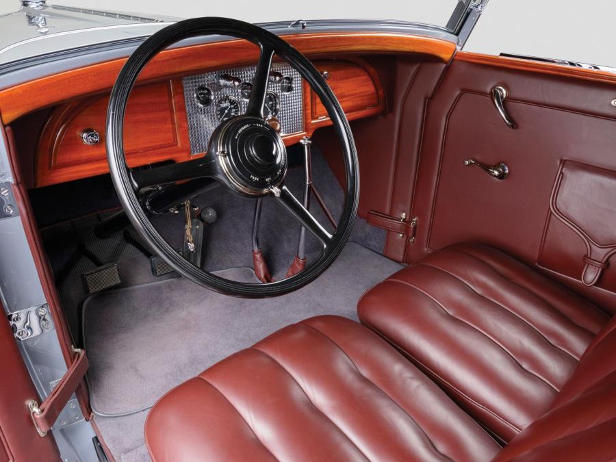 Интерьер Stutz DV32 Convertible Victoria by Rollston 1931 года  (фото 4 из 7)